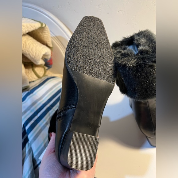 Sudini Seattle black leather and faux fur ankle boot heels size 5.5 new in box - Picture 9 of 14